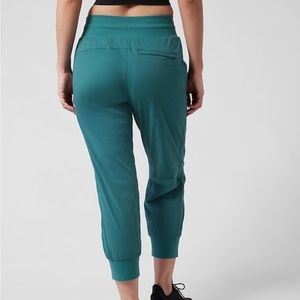 Trekkie North Crop 23" Jogger